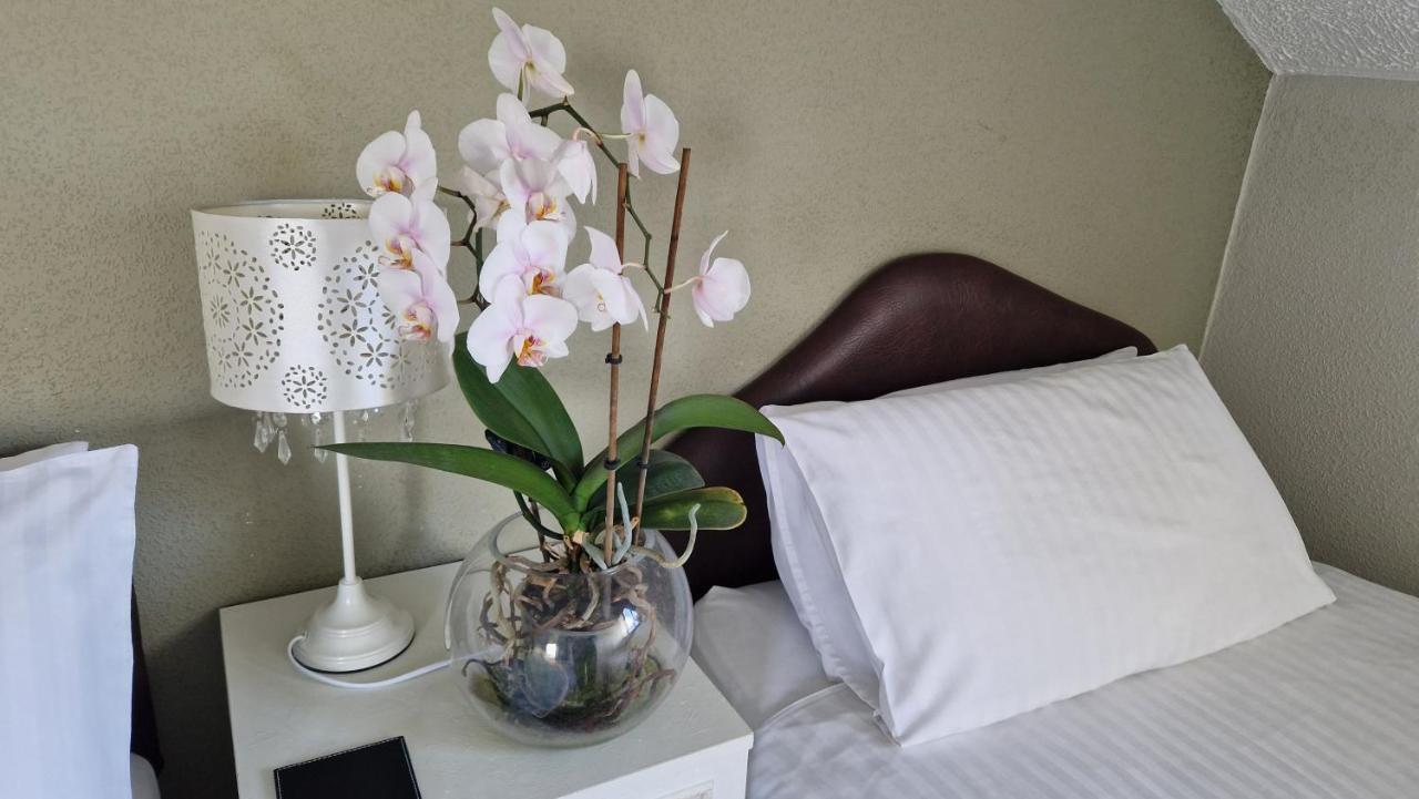 Goldenhill Guesthouse Оума Екстериор снимка