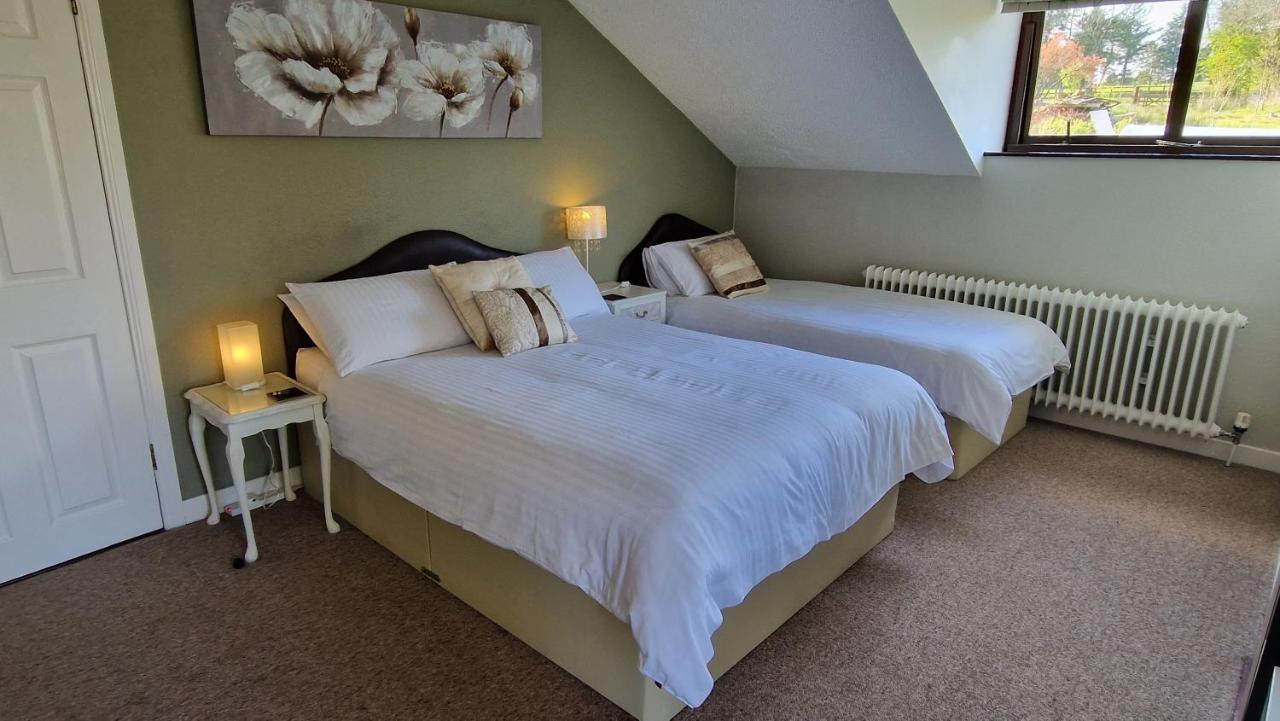Goldenhill Guesthouse Оума Екстериор снимка